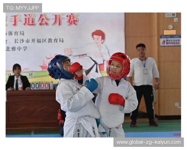 柔道队进行多组实战练习，整体状态稳定