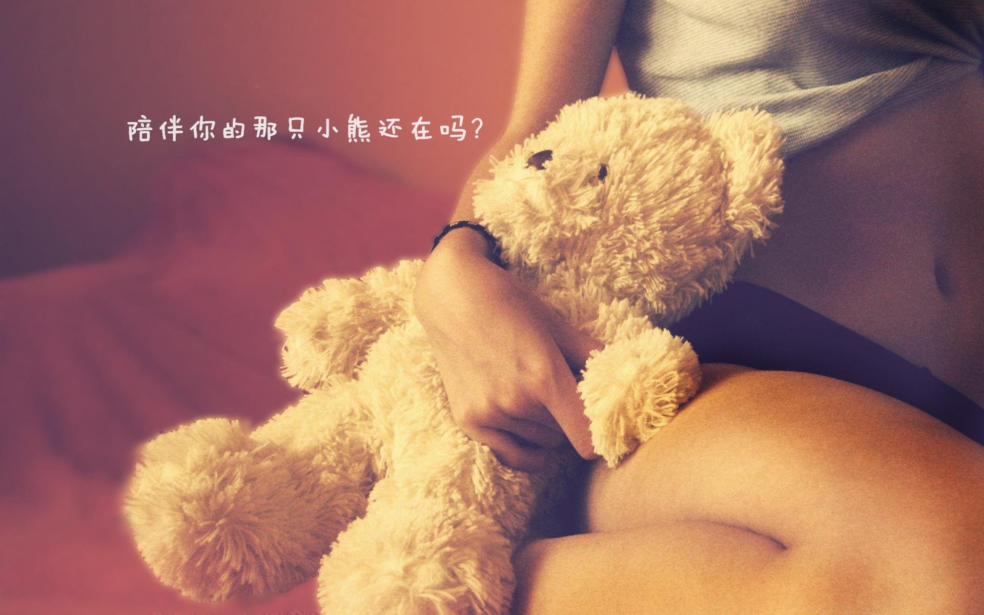 “速度与力量的完美融合，高新区全民健身馆壁球赛场上演极速反应”