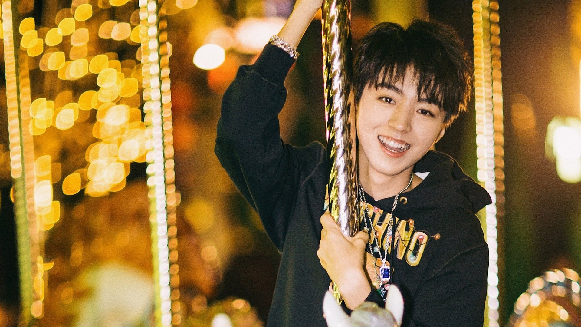 开云体育娱乐-苏炳添现场为少年田径赛发枪，播放苏炳添田径